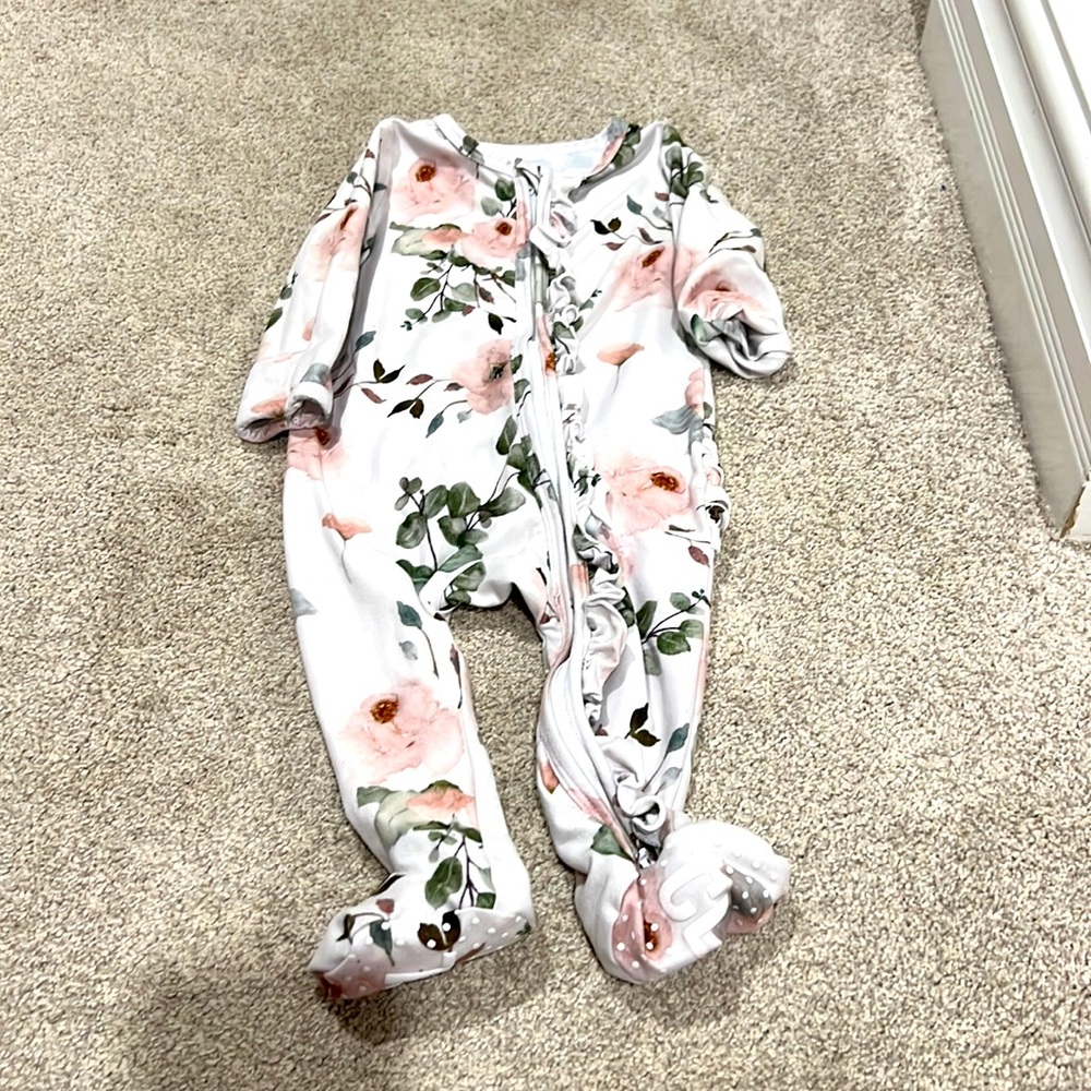Caden Lane, Rose Floral Print Pajamas, size 6-9 months